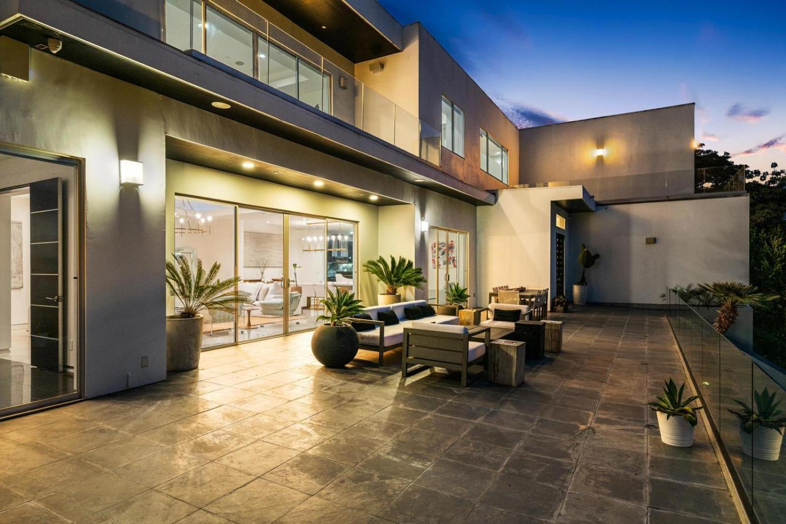 Travis Modern Mansion *