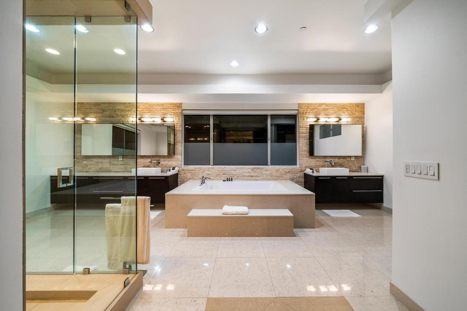 Travis Modern Mansion Villa *