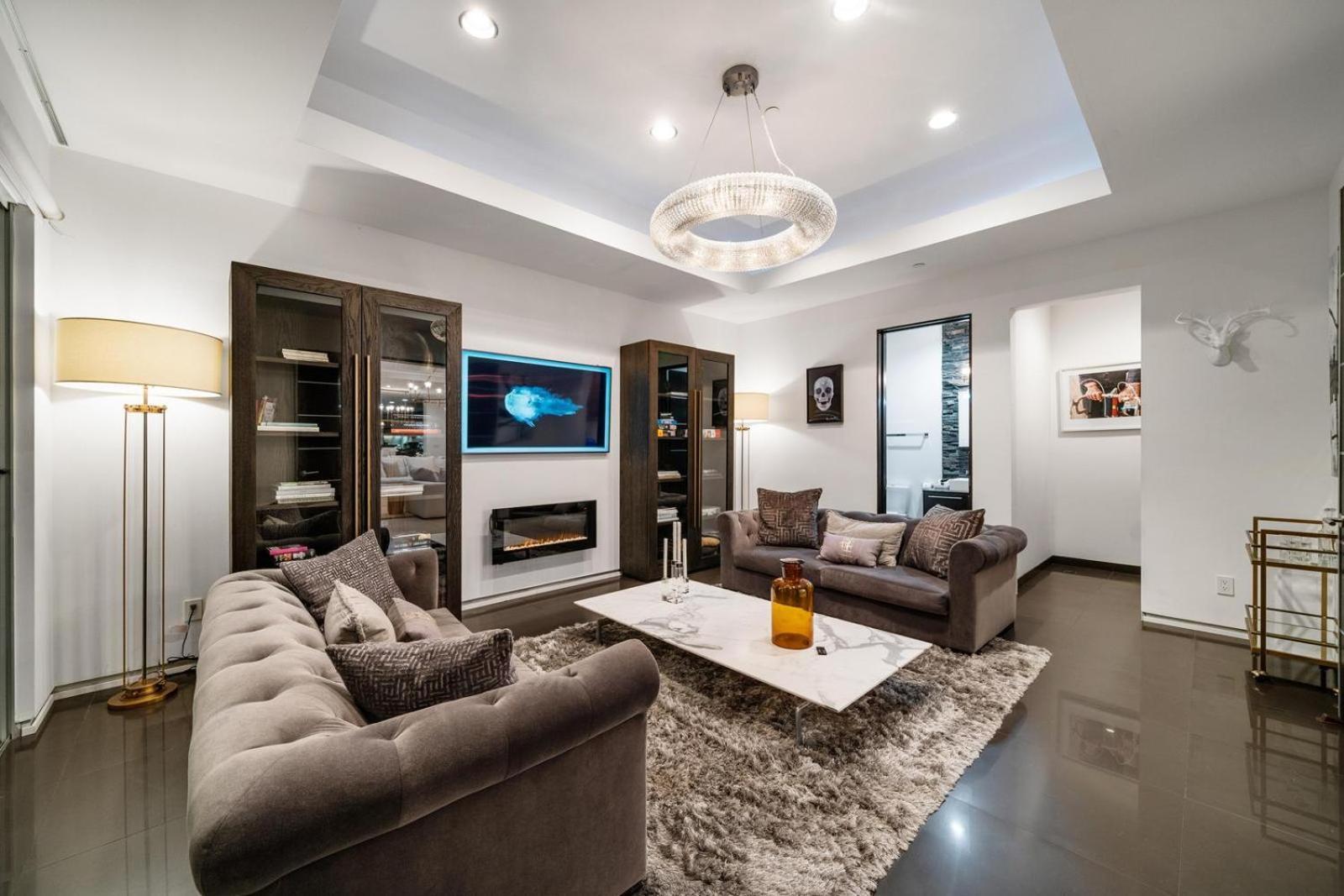 Travis Modern Mansion *
