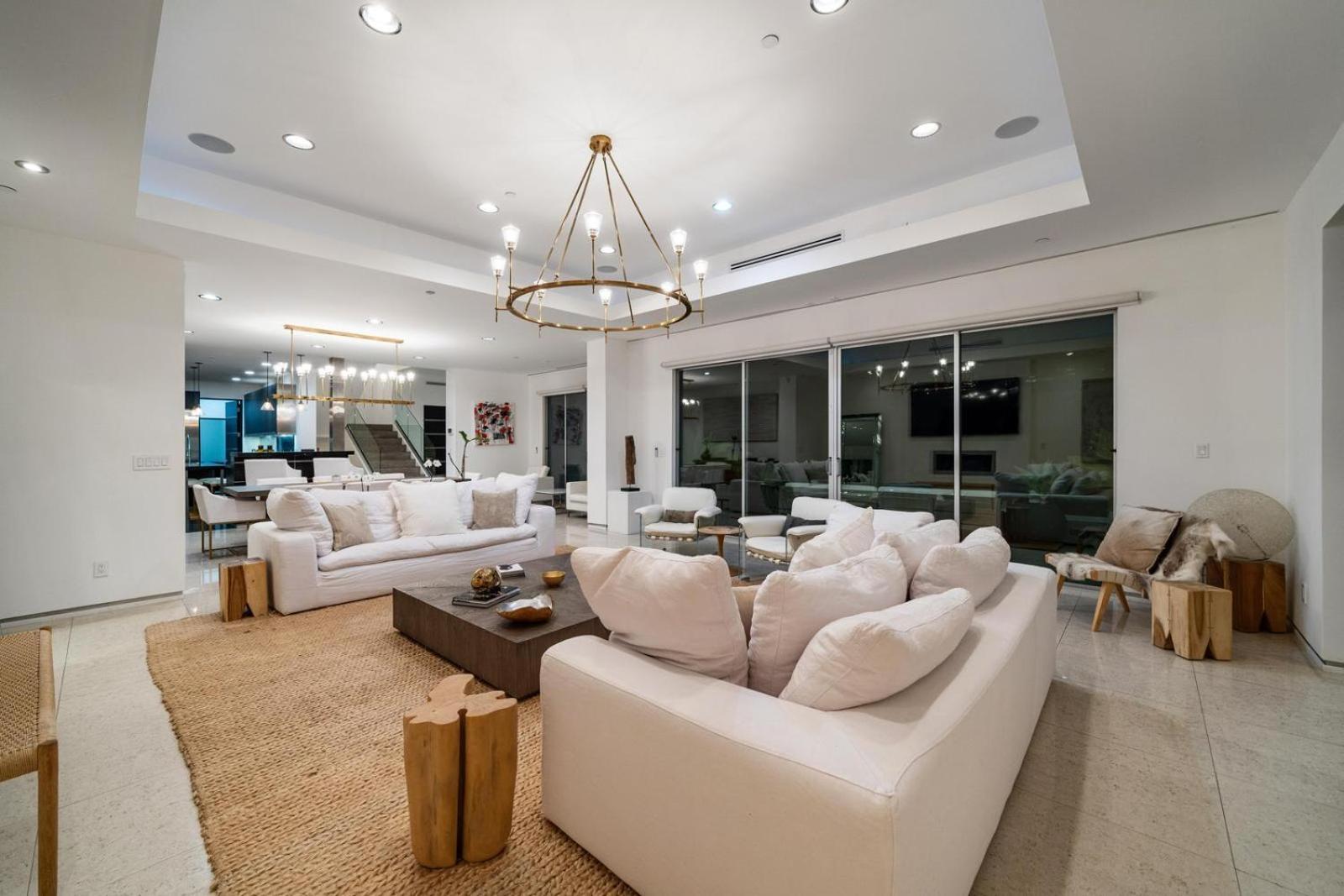 Villa Travis Modern Mansion *