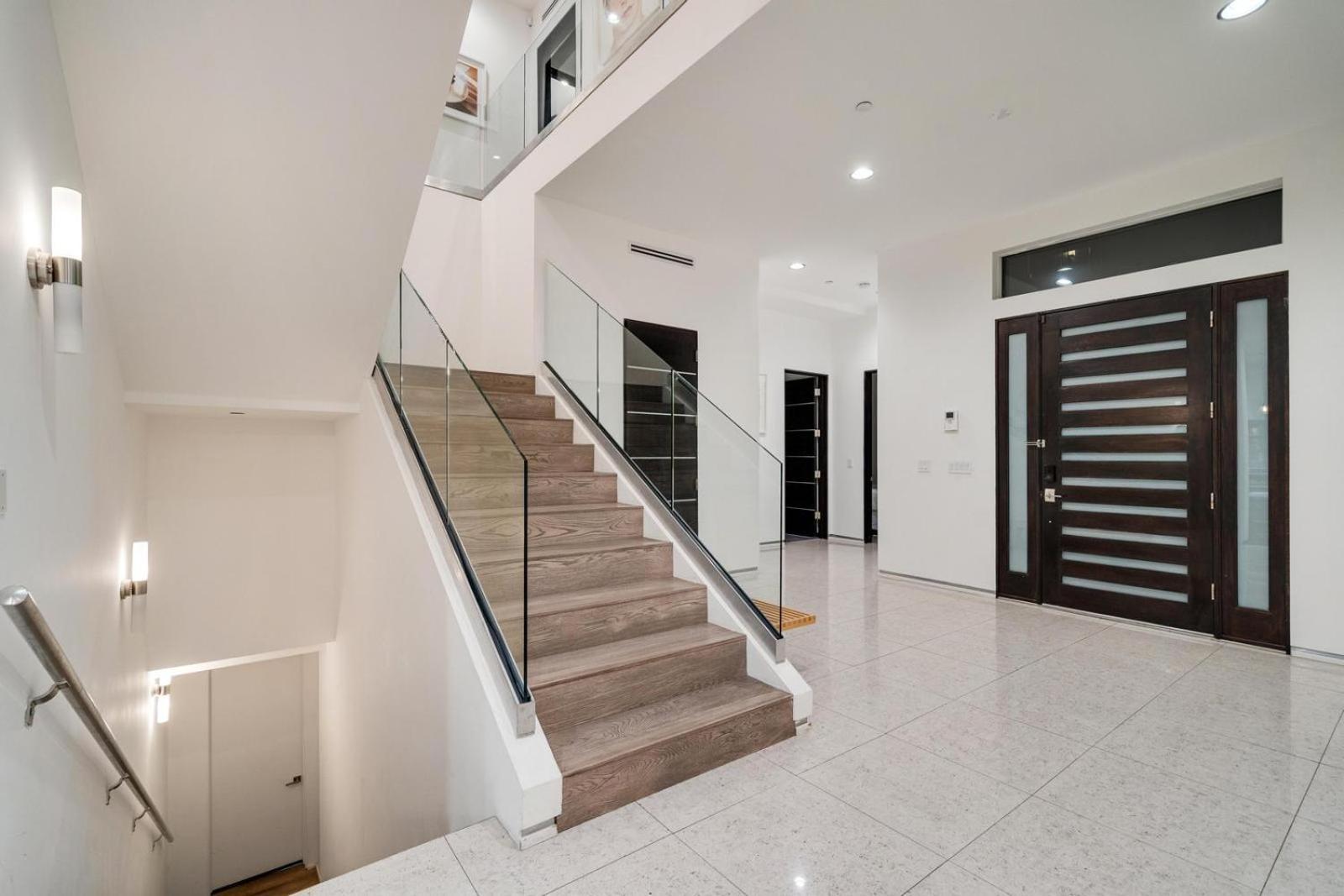 Travis Modern Mansion *