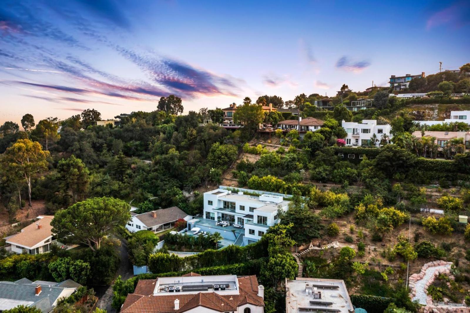 Travis Modern Mansion Villa