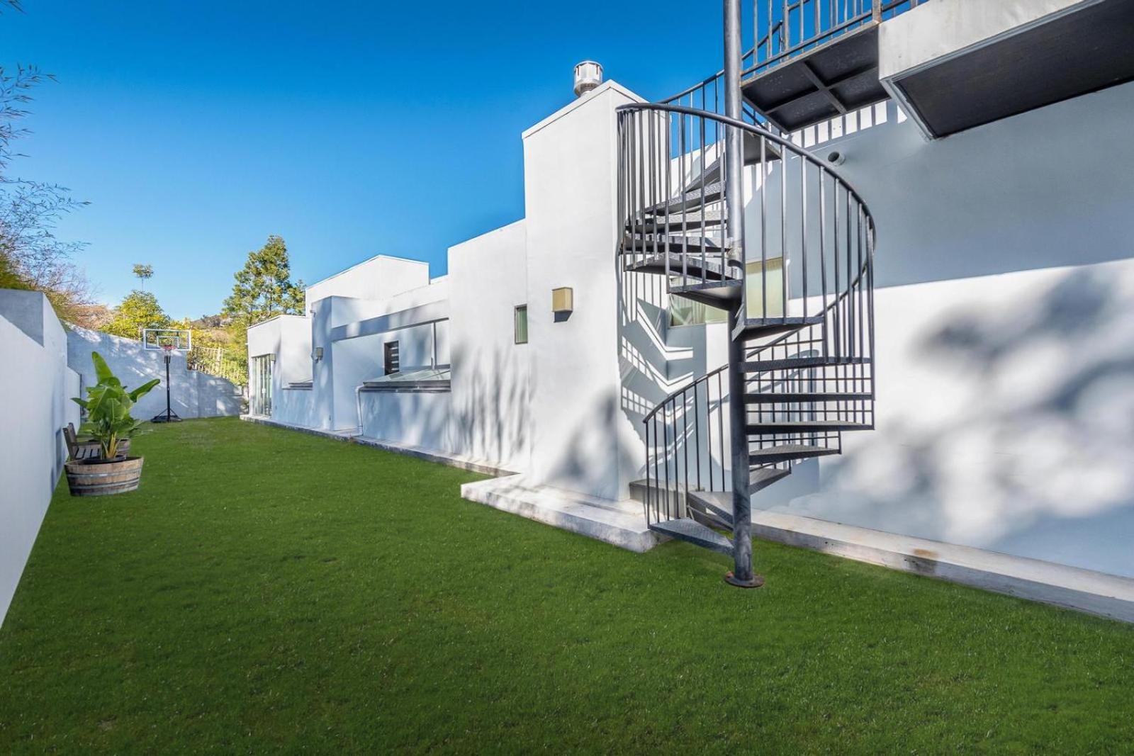 Travis Modern Mansion *