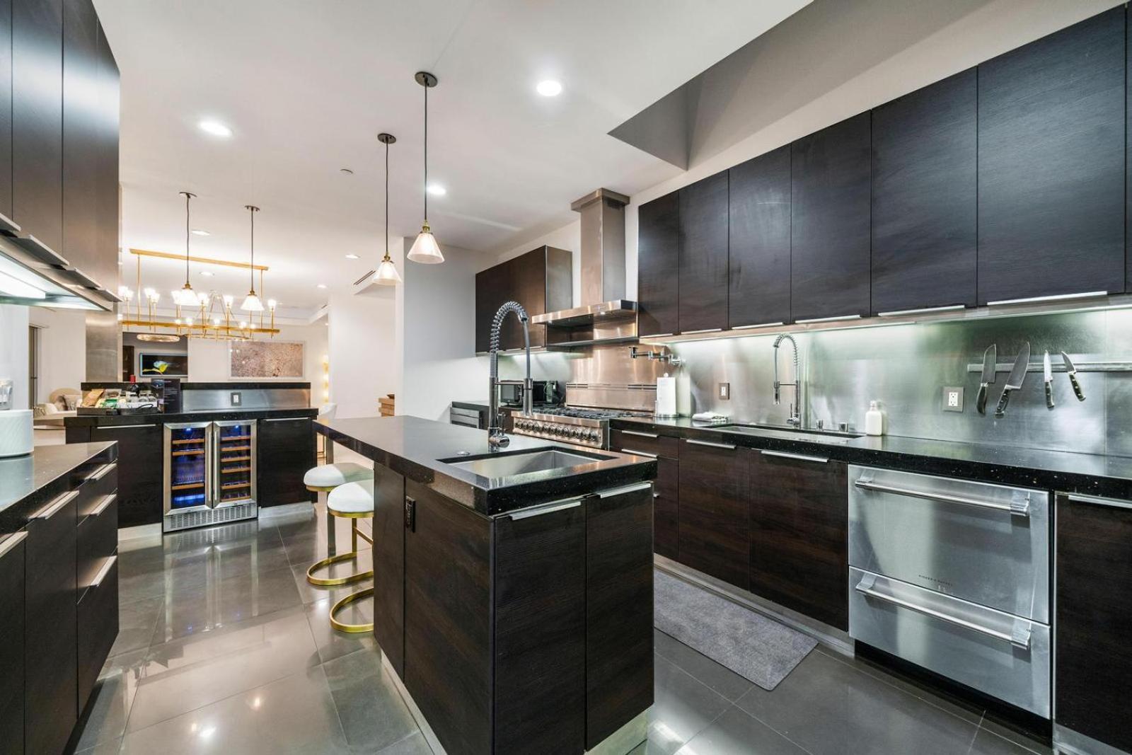 Travis Modern Mansion Los Angeles